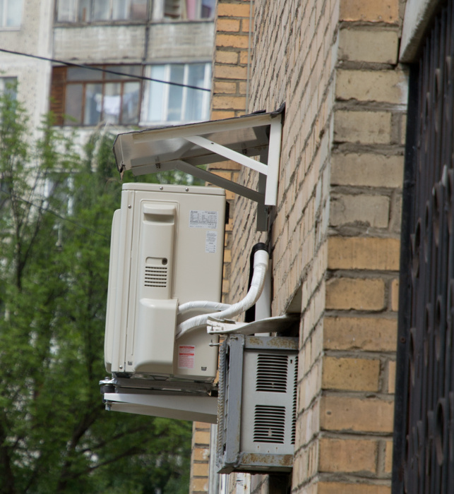 Фото внешнего блока кондиционера на стене дома