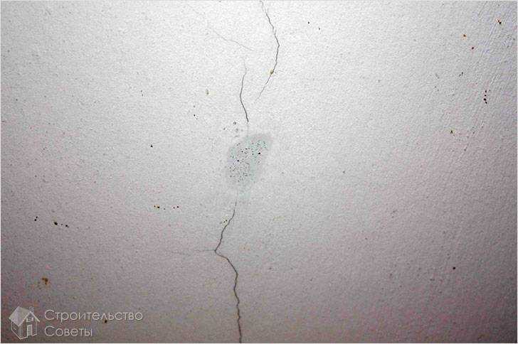 Небольшая трещина. Микротрещины на потолке. Трещины в побелке. Потолок побелка трещина. Трещина на потолке в панельном доме.