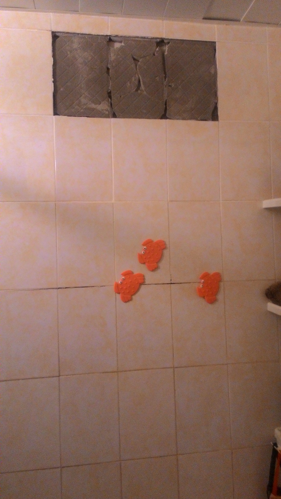 Почему отошла стена. Отходит плитка в ванной. Плитка отошла от стены. Отошла плитка в ванной на стене. Плитка в ванной отошла от стены.