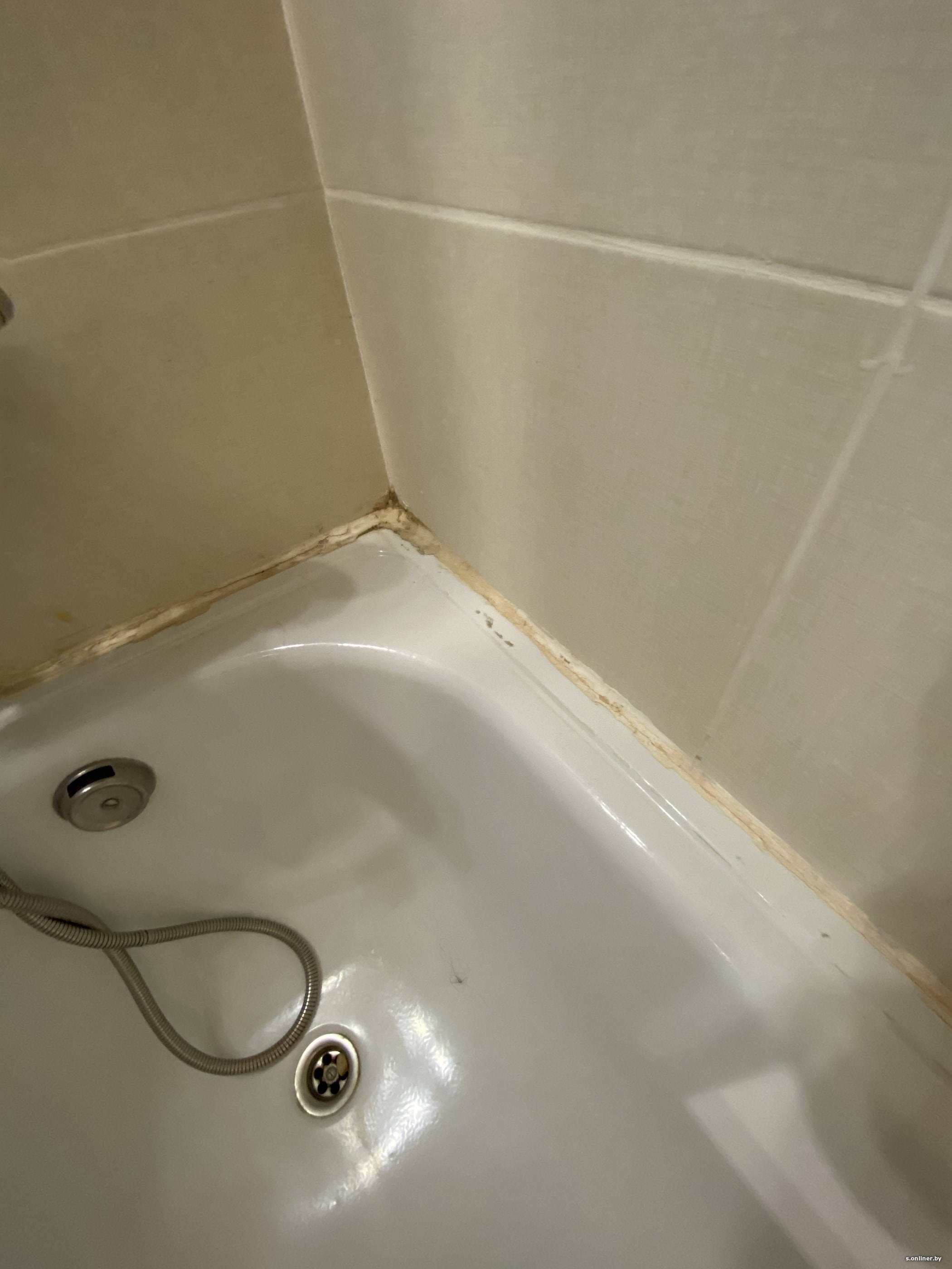 Большие зазоры между ванной и стеной. Между ванной и стеной. Заделка зазора между ванной и стеной. Герметизация ванны со стеной. Стык между ванной и стеной плиткой.