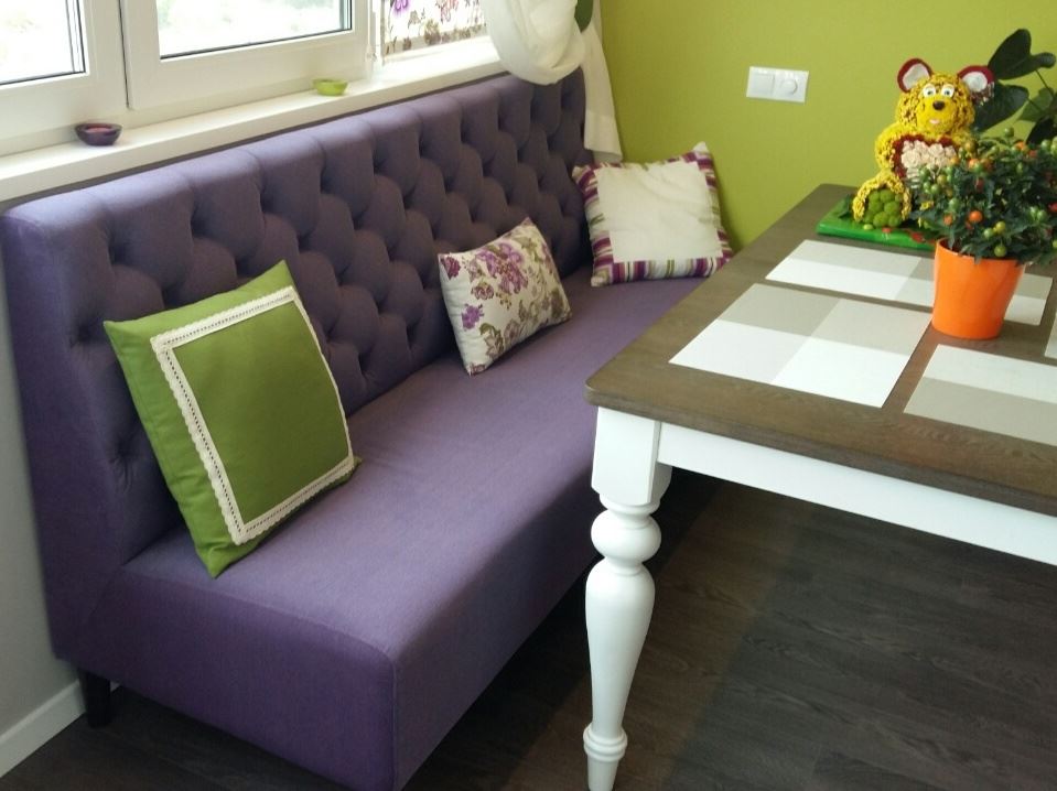 Фиолетовая обивка кухонного диванчика