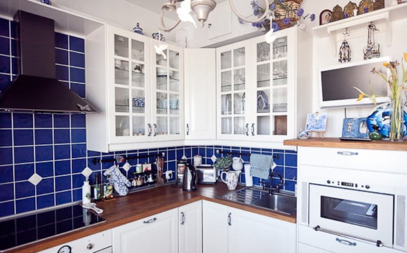 Синяя плитка квадратной формы на кухонном фартуке