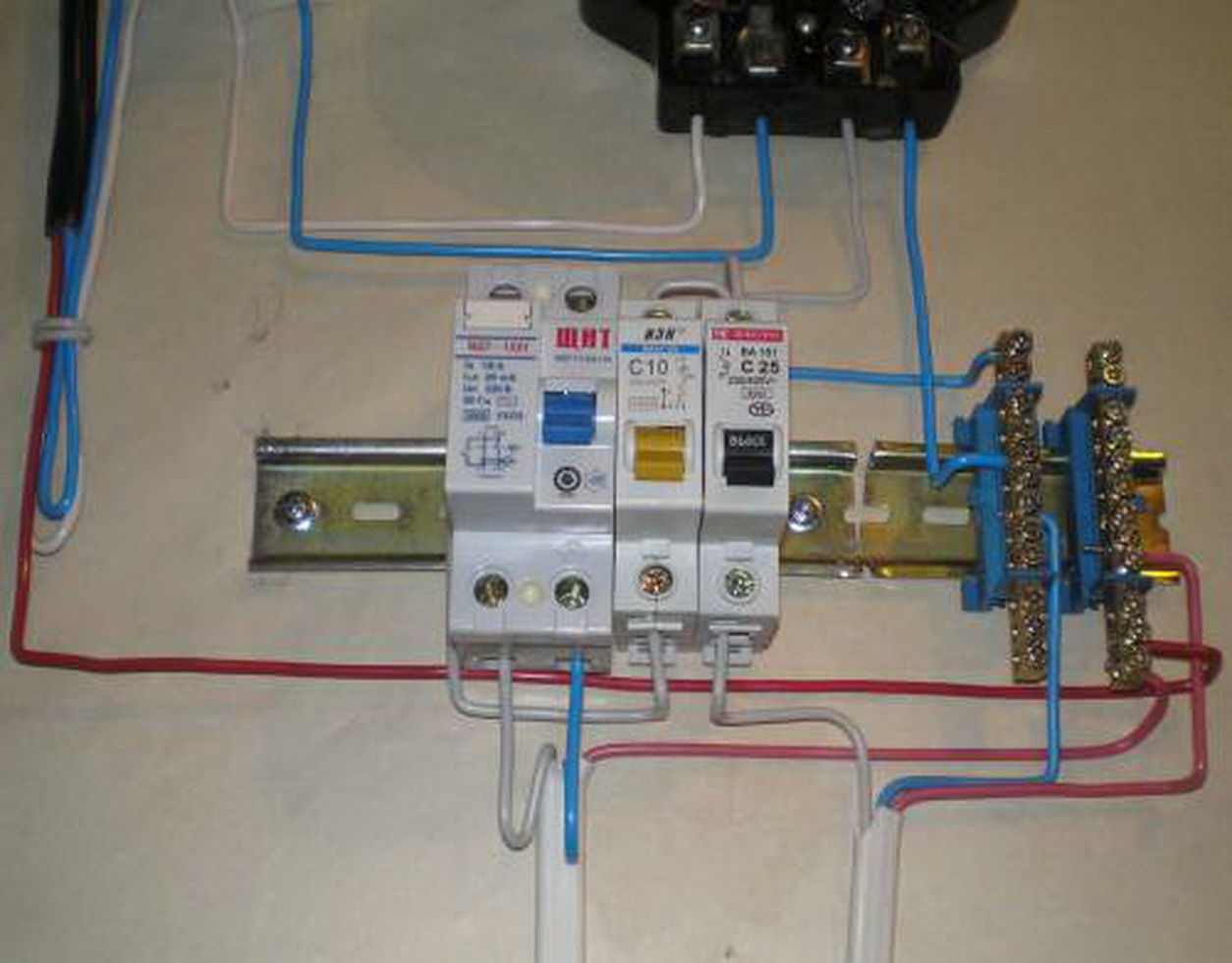 Как соединить автоматы в щитке между собой. Зануление УЗО без заземления. УЗО В электрощитке. Монтаж УЗО И автоматов в щитке без заземления. Щиток без заземления.