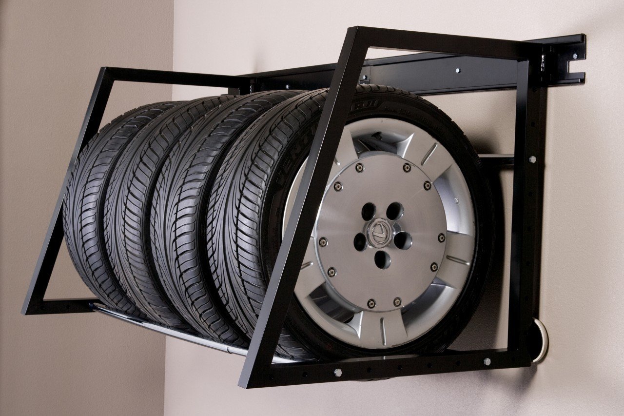 Подставка для колес в гараже