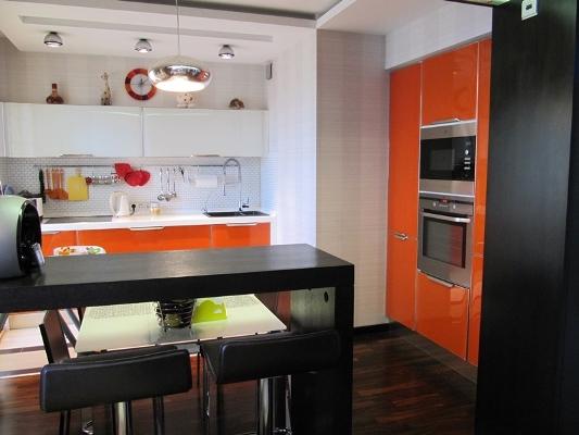 Даже небольшую смежную кухню-гостиную можно сделать красивой и практичной, где будет комфортно каждому члену семьи