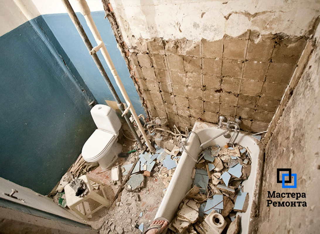 Ремонт разбитого. Демонтаж ванны. Демонтаж стен ванной комнаты. Демонтаж туалета в хрущевке. Демонтаж перегородки между ванной и туалетом.