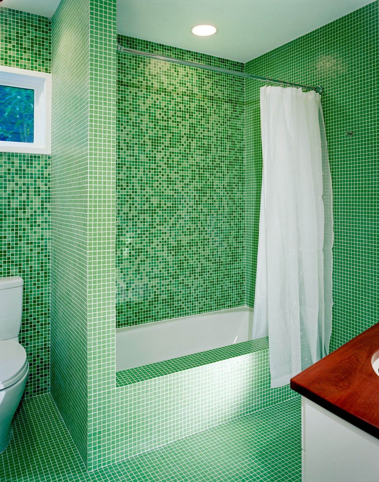 Чем можно отделать ванную комнату. Отделка ванной. Ванная в зеленом цвете. Мозаичная плитка для ванной. Пластиковая плитка для ванной.