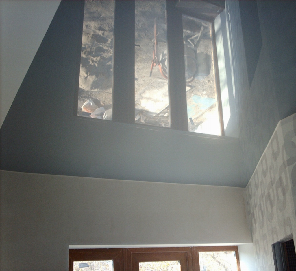 Серый натяжной потолок в интерьере