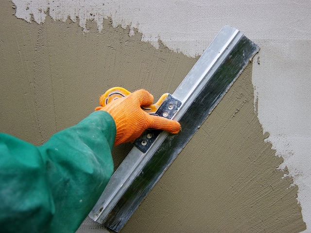 Нанесение бетоноконтакта на стену