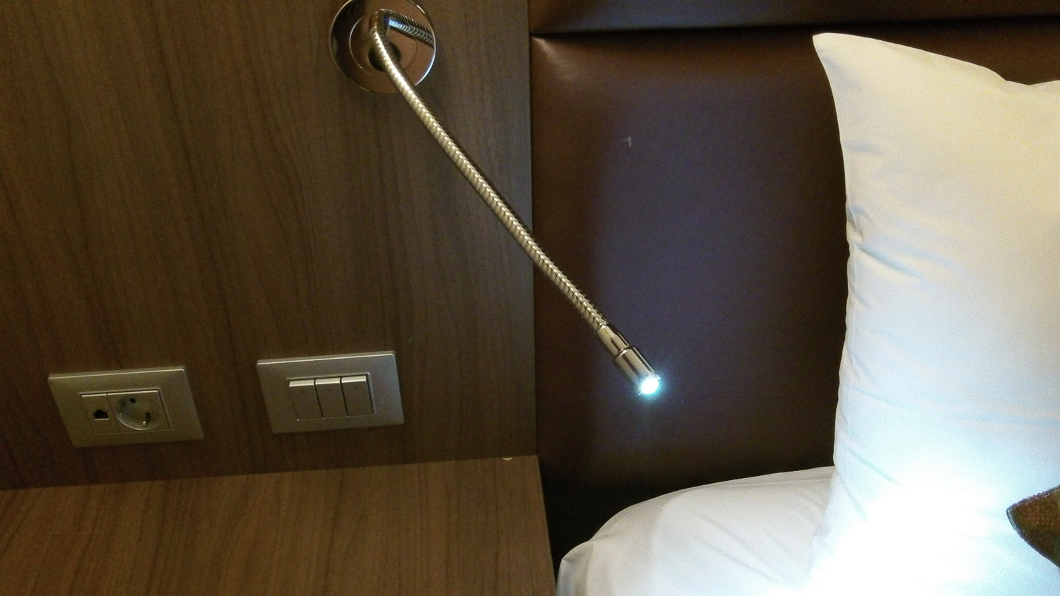 светильник гибкий на изголовье кровати