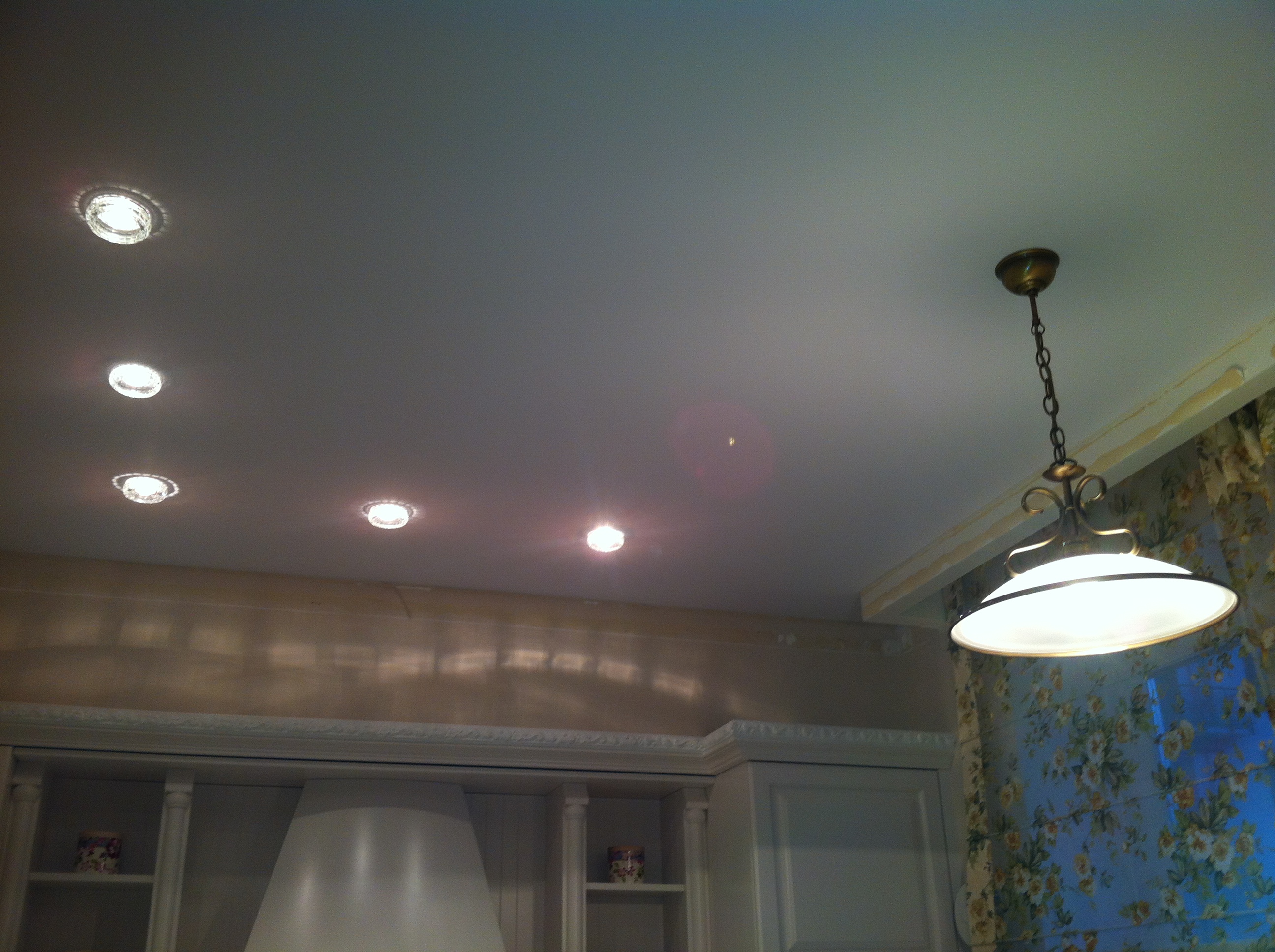 Потолок на кухне с люстрой и точечными светильниками