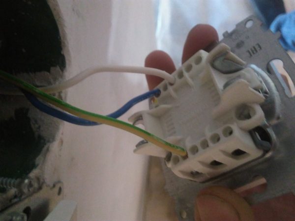 К двухклавишному выключателю подходят два провода