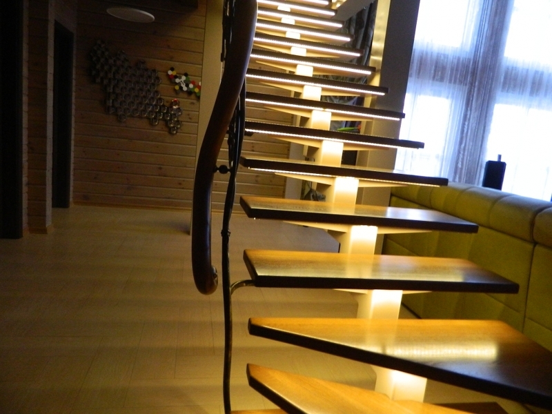 Лестница в частном доме с подсветкой и датчиками движения