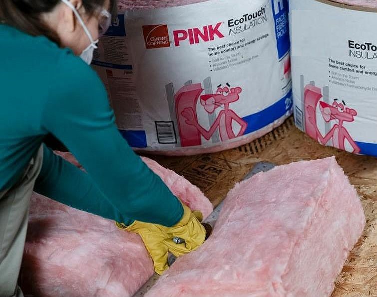 Cutting fiberglass insulation