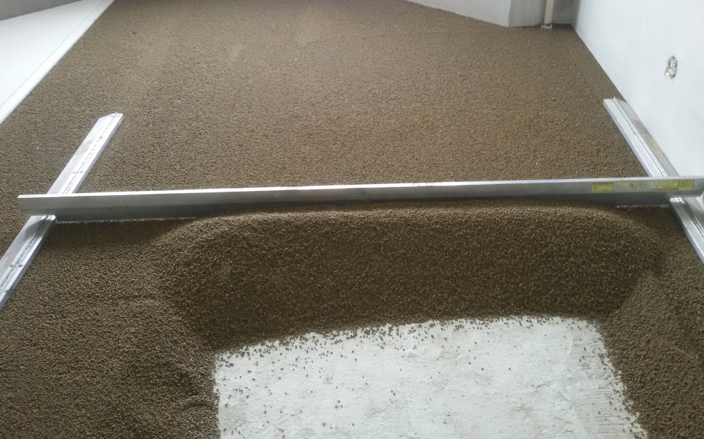 Процесс распределения керамзитового песка